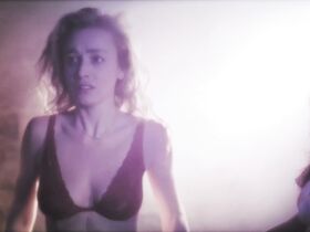 Лаура София Бекер голая, Надин Ландерт секси – Zoe (2017) #8
