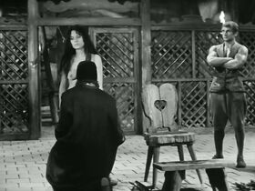 Соня Валентова голая, Ярослава Обермайерова голая – Молот ведьм (1969) #16