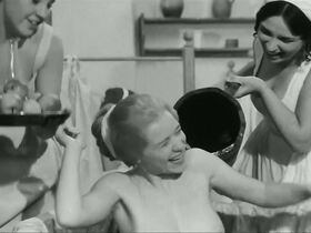 Соня Валентова голая, Ярослава Обермайерова голая – Молот ведьм (1969) #9