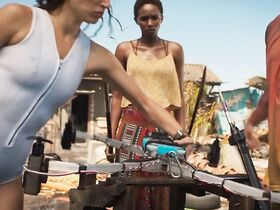 Таня Рэймонд секси – Глубокое синее море 3 (2020) #28