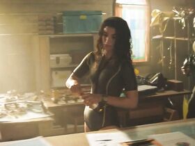 Таня Рэймонд секси – Глубокое синее море 3 (2020) #3