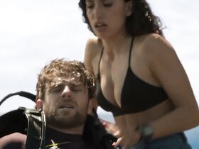 Таня Рэймонд секси – Глубокое синее море 3 (2020) #9