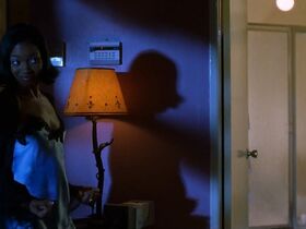 Ким Портер секси, Гэбриэл Юнион секси, Сьюзэн Дэлиан секси, Тамала Джонс секси, Джули Бенц секси – Братья (2001) #14