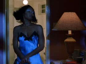 Ким Портер секси, Гэбриэл Юнион секси, Сьюзэн Дэлиан секси, Тамала Джонс секси, Джули Бенц секси – Братья (2001) #15