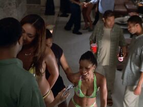 Ким Портер секси, Гэбриэл Юнион секси, Сьюзэн Дэлиан секси, Тамала Джонс секси, Джули Бенц секси – Братья (2001) #21