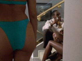 Ким Портер секси, Гэбриэл Юнион секси, Сьюзэн Дэлиан секси, Тамала Джонс секси, Джули Бенц секси – Братья (2001) #22