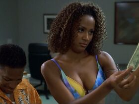 Ким Портер секси, Гэбриэл Юнион секси, Сьюзэн Дэлиан секси, Тамала Джонс секси, Джули Бенц секси – Братья (2001) #29