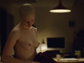 Кейси Рол голая, Эмбер Андерсон секси – Ложь во спасение (2019)