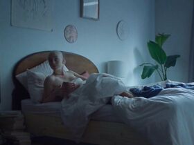 Кейси Рол голая, Эмбер Андерсон секси – Ложь во спасение (2019) #12