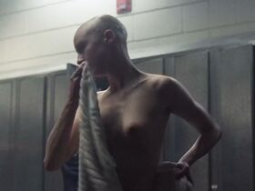 Кейси Рол голая, Эмбер Андерсон секси – Ложь во спасение (2019) #3