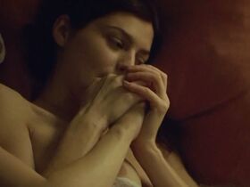 Кейси Рол голая, Эмбер Андерсон секси – Ложь во спасение (2019) #4