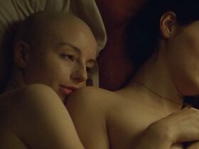 Кейси Рол голая, Эмбер Андерсон секси – Ложь во спасение (2019) #5