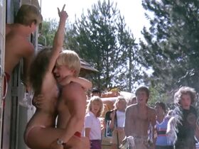 Пегги Трентини голая, Дженнифер Раньон секси, Лори Саттон голая – Вверх по течению (1984) #5