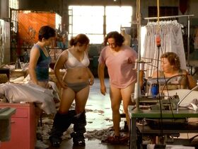 Америка Феррера секси – Настоящие женщины всегда в теле (2002) #9