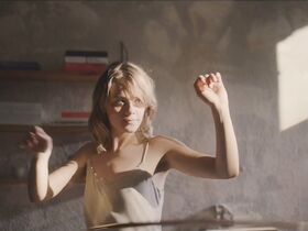 Даша Некрасова голая – Мягкость тел (2018) #10