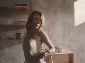 Даша Некрасова голая – Мягкость тел (2018) #11