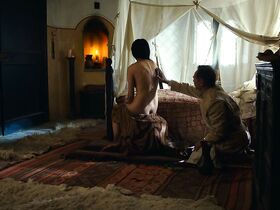 Изабелла Нефар голая, Гана Баярсайкан голая – В ожидании варваров (2019)