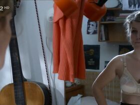 Вилма Цибулкова секси, Дана Маркова секси, Тереза Рамба секси – Как Рай земной (2009) #7