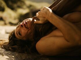 Жулиана Шальч голая – Макабр (2019) #8