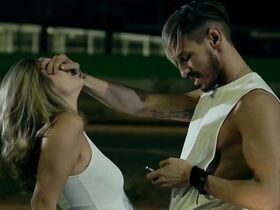 Карола Кудемо секси – Умри — скачай приложение и умри (2018)