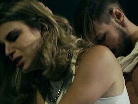 Карола Кудемо секси – Умри — скачай приложение и умри (2018) #4