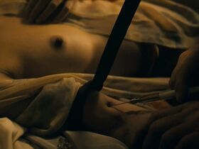 Синна Лай голая, Памела Чау голая – Перри Мейсон s01e07-08 (2020)