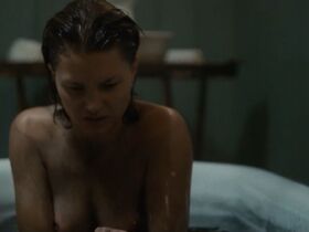 Ибен Акерлие голая, София Ли секси – Озеро смерти (2019)