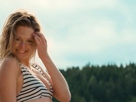 Ибен Акерлие голая, София Ли секси – Озеро смерти (2019) #11