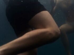 Ибен Акерлие голая, София Ли секси – Озеро смерти (2019) #13