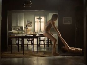 Ибен Акерлие голая, София Ли секси – Озеро смерти (2019) #15