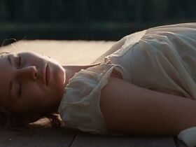 Ибен Акерлие голая, София Ли секси – Озеро смерти (2019) #19