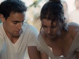 Ибен Акерлие голая, София Ли секси – Озеро смерти (2019) #20