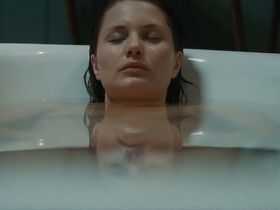 Ибен Акерлие голая, София Ли секси – Озеро смерти (2019) #21