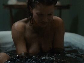 Ибен Акерлие голая, София Ли секси – Озеро смерти (2019) #22