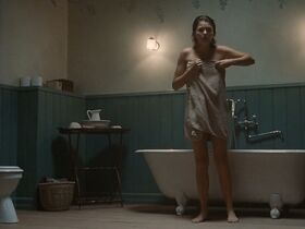 Ибен Акерлие голая, София Ли секси – Озеро смерти (2019) #23