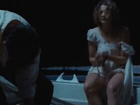 Ибен Акерлие голая, София Ли секси – Озеро смерти (2019) #24