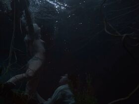 Ибен Акерлие голая, София Ли секси – Озеро смерти (2019) #25