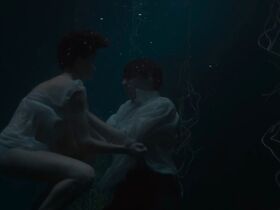 Ибен Акерлие голая, София Ли секси – Озеро смерти (2019) #26