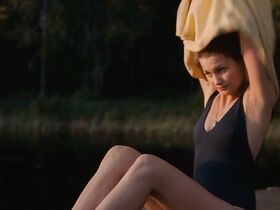 Ибен Акерлие голая, София Ли секси – Озеро смерти (2019) #3