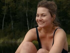 Ибен Акерлие голая, София Ли секси – Озеро смерти (2019) #4