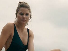 Ибен Акерлие голая, София Ли секси – Озеро смерти (2019) #5