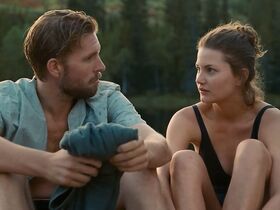 Ибен Акерлие голая, София Ли секси – Озеро смерти (2019) #6