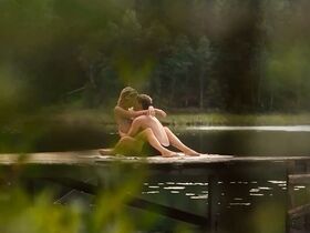 Ибен Акерлие голая, София Ли секси – Озеро смерти (2019) #8