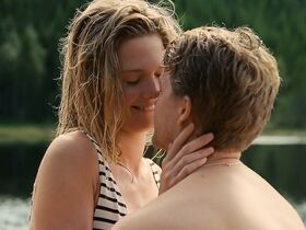 Ибен Акерлие голая, София Ли секси – Озеро смерти (2019) #9