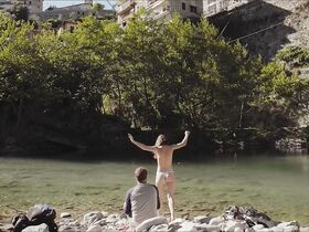 Эйприл Пирсон секси – Тропы (2018)