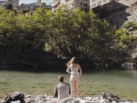 Эйприл Пирсон секси – Тропы (2018) #2