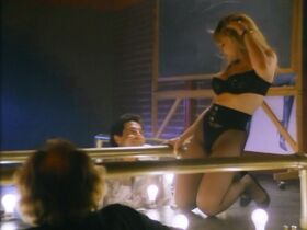 Чарли Спрэдлинг голая, Ингрид Вольд голая – В постели с вампиром (1992) #13