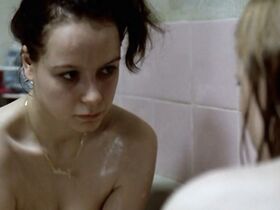 Саманта Мортон голая, Кэтлин МакДермотт голая – Морверн Каллар (2002) #7