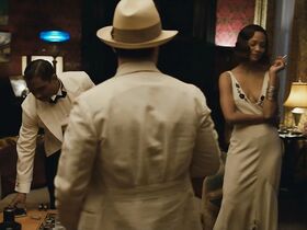 Зои Салдана секси – Закон ночи (2016) #5