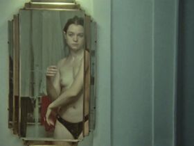 Эсме Крид-Майлс голая – Jamie (2020) #2